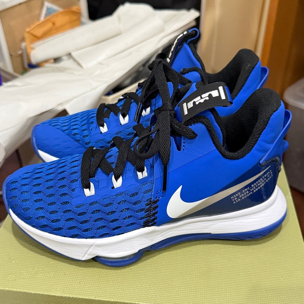 *FLASH SALE* NIKE LeBron Witness V Basketball Shoes -LIKE NEW 4.5 Mens/ 6 Womens